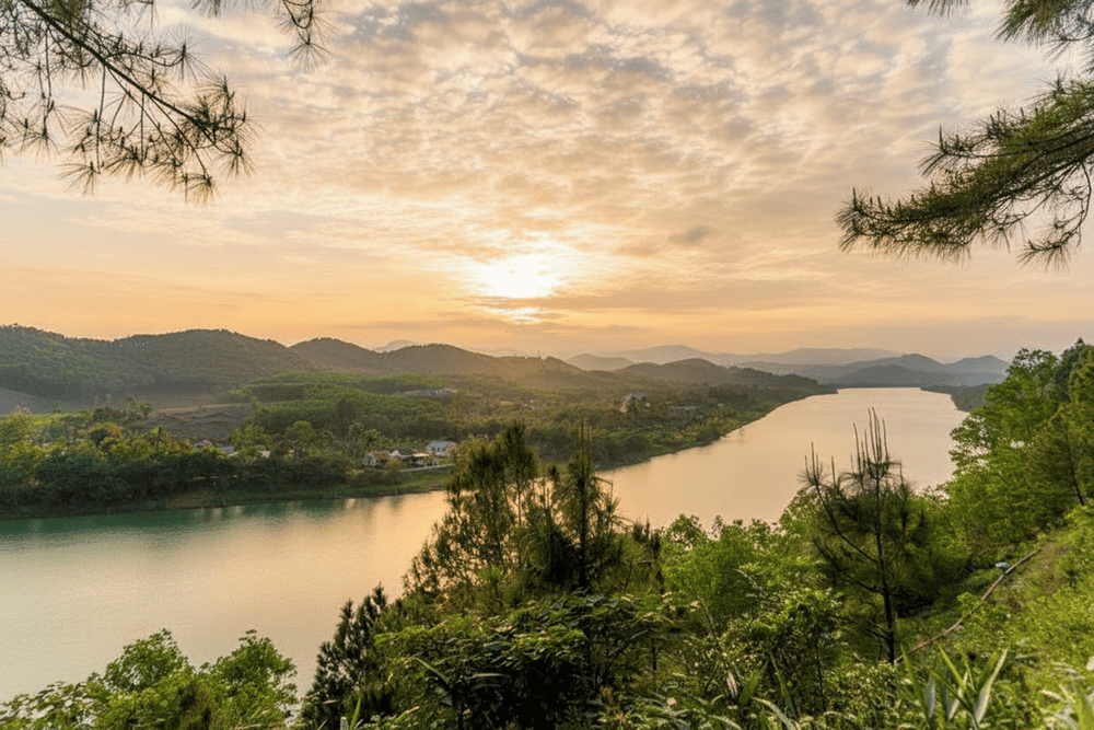 Đồi Vọng Cảnh nằm vươn m&igrave;nh ra bờ s&ocirc;ng Hương thơ mộng